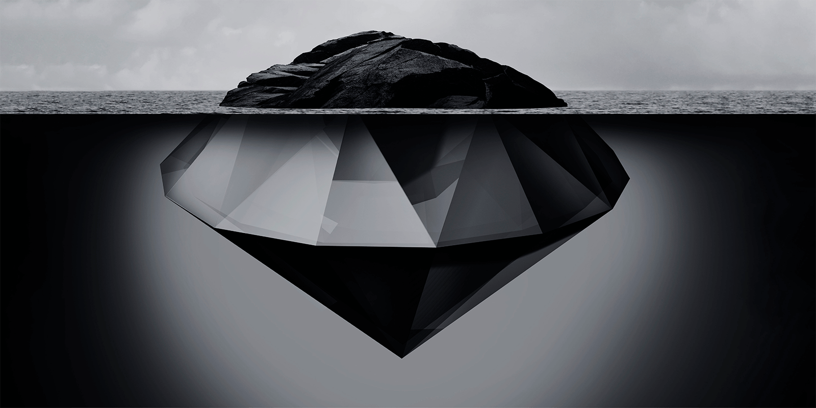 Foto de uma rocha / diamante no mar